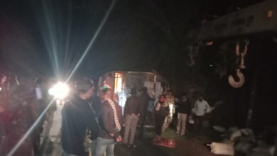 Photo of *ब्रेकिंग न्यूज बालाघाट।*  बालाघाट जिले के गांगुलपरा घाटी के जंगल में अलसी से भरा ट्रक पलटने से लगभग 5 मजदूरों की मौके पर ही मौत। 6 लोग गंभीर रूप से घायल।