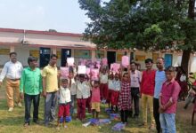 Photo of राजकीय बुनियादी विद्यालय चुम्बा में एक से दो कक्षा तक के ,43 बच्चों को दी गयी दो सेट यूनिफॉर्म 