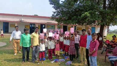 Photo of राजकीय बुनियादी विद्यालय चुम्बा में एक से दो कक्षा तक के ,43 बच्चों को दी गयी दो सेट यूनिफॉर्म 