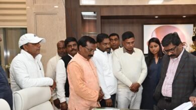 Photo of विधायक अंबा प्रसाद समेत उक्त क्षेत्र के प्रतिनिधियों ने इचाक, पदमा और कटकमसांडी प्रखंड के कई क्षेत्रों को इको सेंसेटिव जोन बनाने के मामले पर मुख्यमंत्री हेमंत सोरेन से की मुलाकात