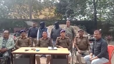 Photo of पुलिस प्रशासन को मिली बड़ी सफलता,मारपीट कर रहे दो युवकों की तलाशी के बाद पिस्टल के साथ जिंदा कारतूस भी बरामद भेजे गए जेल