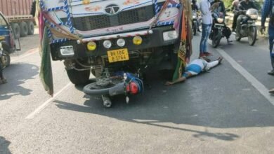 Photo of घटनास्थल पर ही मौत,तेज ट्रक ने बाइक सवार को रौंदा ,परिजनों का रो रो कर बुरा हाल।