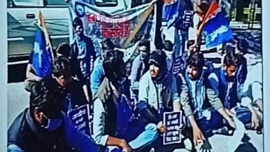 Photo of किसानों के समर्थन में उदयपुर में प्रदर्शन : NSUI ने सांसद अर्जुन लाल मीणा के घर का किया घेराव , कृषि कानून वापस लेने की रखी मांग