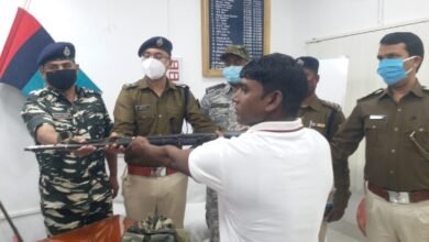 Photo of झारखंड: चतरा पुलिस को मिली बड़ी सफलता, पांच लाख का ईनामी नक्सली किया आत्मसमर्पण