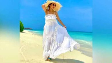 Photo of समुद्र किनारे व्हाइट कलर के गाउन में चिल करती नजर आईं हिना खान