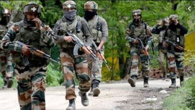 Photo of कश्मीर: सुरक्षाबलों के साथ मुठभेड़ के दौरान दो आतंकवादियों ने किया आत्मसमर्पण, अलकायदा से जुड़े हैं दोनों स्थानीय आतंकवादी