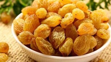 Photo of जवां स्किन और घने बालों के लिए हर रोज सेवन करें किशमिश का पानी