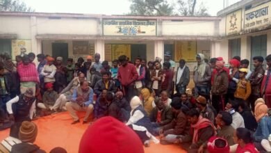 Photo of लाफार्ज सीमेंट के गोदाम में हुई दुर्घटना में मृतक के परिजन से मिले विधायक !