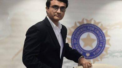 Photo of बीसीसीआई अध्यक्ष और भारतीय टीम के पूर्व कप्तान सौरव गांगुली के सीने में दर्द और ब्लैकआउट के बाद अस्पताल में भर्ती, खतरे से बाहर