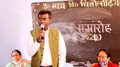 Photo of सेवानिवृत्त हो रहे प्रधानाध्यापिका के विदाई कार्यक्रम में शामिल हुए जिलाधिकारी !