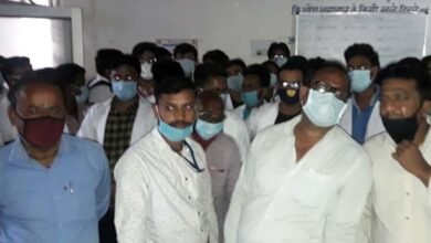 Photo of डॉक्टर के साथ मारपीट से आक्रोशित चिकित्सको  ने आरोपियों की गिरफ्तारी की मांग