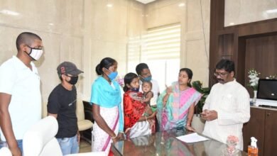 Photo of चमोली हादसा में जान गवाने वाले परिजनों से मिले मुख्यमंत्री !