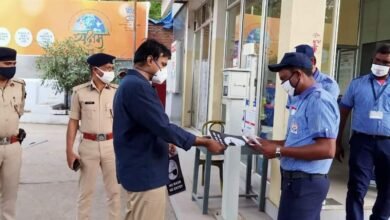 Photo of जिला उपायुक्त एवं पुलिस अधीक्षक के द्वारा आमजनों को मास्क लगाने एवं सामाजिक दूरी का पालन करने हेतु प्रेरित करने के उद्देश्य से शहर के विभिन्न पेट्रोल पंपों एवं चौक-चौराहों का किया गया भ्रमण