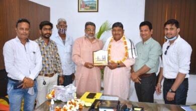 Photo of एम एम बी ग्रुप ने सभापति को किया सम्मानित