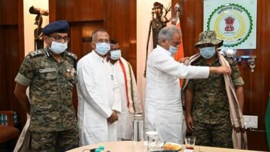 Photo of नक्सली से रिहा जवान राकेश्वर सिंह एवं मध्यस्थता टीम को मुख्यमंत्री ने किया सम्मान !