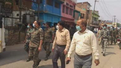 Photo of गिरीडीह :विभिन्न क्षेत्रों में सोशल डिस्टेंसिंग का अनुपालन करते हुए फ़्लैग मार्च किया गया।