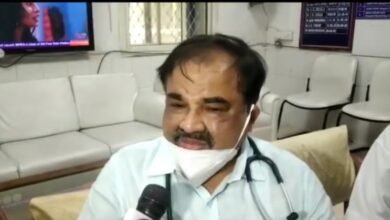 Photo of स्वास्थ्य एवं परिवार कल्याण मंत्री के आग्रह पर जेपी चिकित्सालय भोपाल के डॉक्टर योगेंद्र श्रीवास्तव त्याग-पत्र वापस लेने को हुए तैयार ।