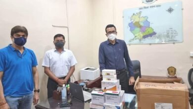 Photo of तीन समाज सेवियों ने 8000 फीवर मेडीसिन किट की दान!