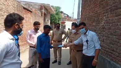 Photo of थाना प्रभारी लव सिरोही व स्टेट वाइस चेयरमैन डॉ फ़रमान अहमद ने संयुक्त रूप से मास्क वितरित किए।