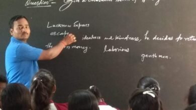 Photo of अंग्रेजी शिक्षक बिनोद कुमार लगातार ले रहे हैं,ऑनलाइन क्लास !