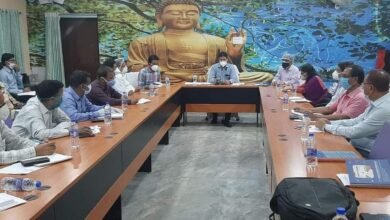 Photo of डोर टू डोर सर्वे कार्य को प्राथमिकता देते हुए हरेक घरों में सर्वे कार्य करें तथा लोगों को कोविड वैक्सिनेशन एवं टेस्टिंग के प्रति जागरूक एवं प्रोत्साहित करें:- उपायुक्त