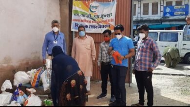 Photo of एम बी ग्रूप डूंगरपुर ने आज ग्रूप के आफिस ऐ के मोटर गैराज पर 20 जरूरतमंद परिवारो को राशन वितरण