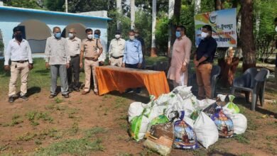 Photo of कोरोना महामारी में एमएमबी ग्रुप ने बढ़ाया मदद का हाथ, 25 जरूरतमंद परिवारों को बाटें मास्क ओर राशन किट ।
