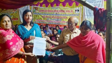 Photo of झारखंड प्रदेश विद्यालय रसोईया संयोजिका अध्यक्ष संघ के आंदोलनकारियों से देर रात्रि विधायक अंबा प्रसाद ने की मुलाकात