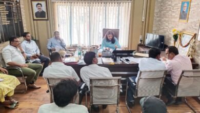 Photo of उपायुक्त ने किया मांडू प्रखंड का दौरा,चल कार्यालय द्वारा किए जा रहे कार्यों की हुई समीक्षा