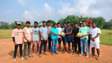 Photo of आजसू छात्र संघ ने खिलाड़ियों के बीच फुटबॉल वितरण किया।