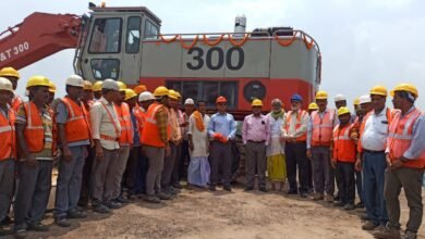 Photo of सिरका कोलियरी को मिली नई एनएलटी,जीएम एक्सवेशन ने फीता काटकर मशीन का किया उद्घाटन 