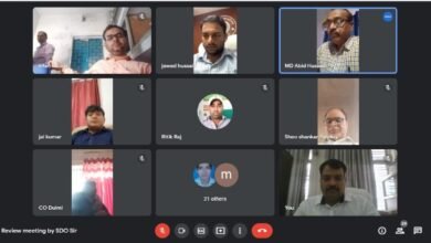 Photo of आधार कार्ड एवं वोटर आईडी कार्ड को लिंक करने तथा विद्यालय स्तर पर जाति प्रमाण पत्र निर्गत करने को लेकर अनुमंडल पदाधिकारी ने की वीडियो कॉन्फ्रेंसिंग
