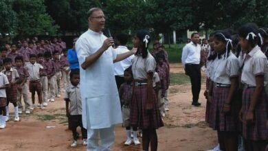 Photo of सांसद जयंत सिन्हा पहुंचे आदर्श उच्च विद्यालय चैनपुर ,किया पौध रोपण और बच्चो का लिया क्लास 