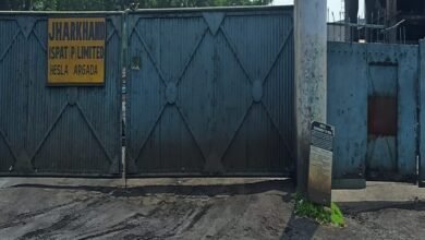 Photo of झारखंड इस्पात में चोरी करने के नियत से आए एक युवक को सुरक्षा गार्ड़ ने पकड़ा