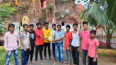 Photo of आजसू छात्र संघ ने खिलाड़ियों के बीच फुटबॉल वितरण किया।