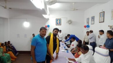 Photo of अर्जुन मुंडा को पतरातू रेलवे क्रॉसिंग पर ओवर ब्रिज निर्माण को लेकर सौंपा ज्ञापन