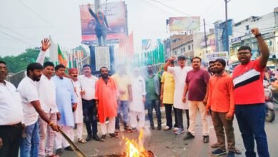 Photo of भाजपाइयों ने हेमंत सोरेन का पुतला दहन किया,राज्य के मुख्यमंत्री के द्वारा इस तरह का बयान देना यह बहुत ही अपमानजनक