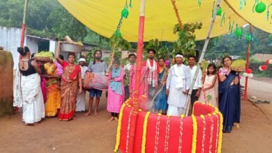 Photo of आदिवासी समाज ने मनाया भव्य रूप से करमा पूजा मांडर और ढोल की थाप पर रात भर झूमते रहे लोग  