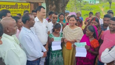 Photo of विधायक अंबा प्रसाद ने हाथी से मृत लोगों के परिजनों को सौंपा 9 लाख का चेक