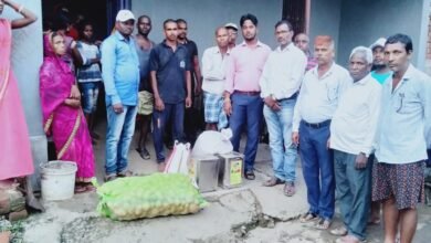 Photo of सिंदवारी निवासी केसर महतो की 2 सितंबर को वज्रपात से हुई थी मौत, शोकाकुल परिजनों को विधायक द्वारा उपलब्ध कराया गया राशन