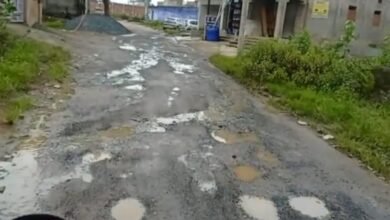 Photo of ग्रामीण विकास विभाग के द्वारा बनाई गई सड़क एक साल के अंदर ही हो गई जर्जर