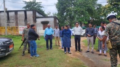 Photo of जर्जर एवं खतरों से भरा प्रखंड सह अंचल कार्यालय, रामगढ़ का उपायुक्त ने निरीक्षण के बाद कहा