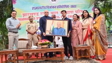 Photo of रामगढ़ के वैभव कुमार शर्मा झारखंड के राज्यपाल से हुए सम्मानित,वैभव ने चित्र भी भेंट किया