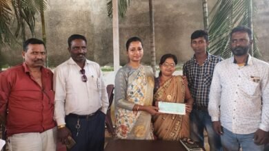 Photo of विधायक अंबा प्रसाद ने कैंसर पीड़ित के परिजन को दिया एक लाख का चेक