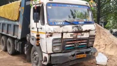 Photo of पतरातु अंचलाधिकारी शिवशंकर पांडेय द्वारा बालू लदे हाईवा को पकड़कर थाने को सुपुर्द किया गया
