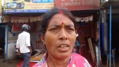 Photo of आवास योजना के लिए पिछले कई सालों से गिड़गिड़ा रही हूँ नहीं सुनते मुखिया और ना ही कोई पदाधिकारी : पारो देवी