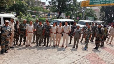 Photo of दुर्गा पूजा में शांति व्यवस्था बनाए रखने के लिए पुलिस प्रशासन ने निकाला फ्लैग मार्च