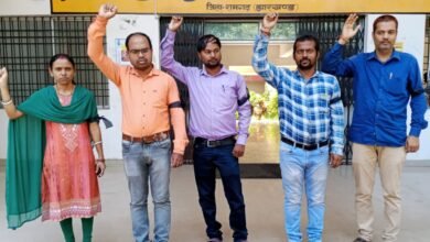 Photo of पतरातू जनसेवक कर्मियों ने काला बिल्ला लगा किया विरोध प्रदर्शन 