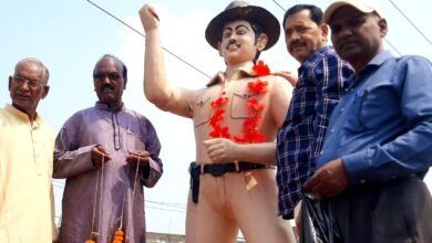 Photo of अमर शहीद भगत सिंह की 115 वीं जयंती मनाई गई,प्रतिमा पर समाजसेवियों के द्वारा माल्यार्पण कर उनके प्रति श्रद्धा और आदर भेंट की गई