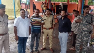 Photo of आगामी दुर्गा पूजा के शांतिपूर्ण व सौहार्दपूर्ण आयोजन हेतु अनुमंडल पदाधिकारी ने किया फ्लैग मार्च
